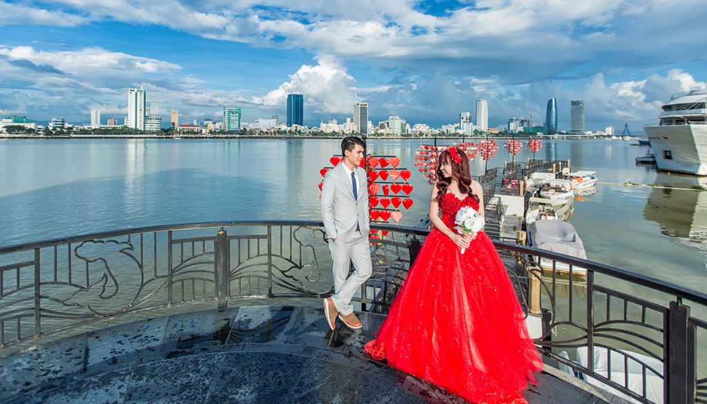 Couple attaching a lock on the bridge