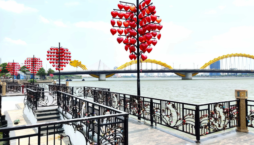 Dragon Bridge weekend fire show