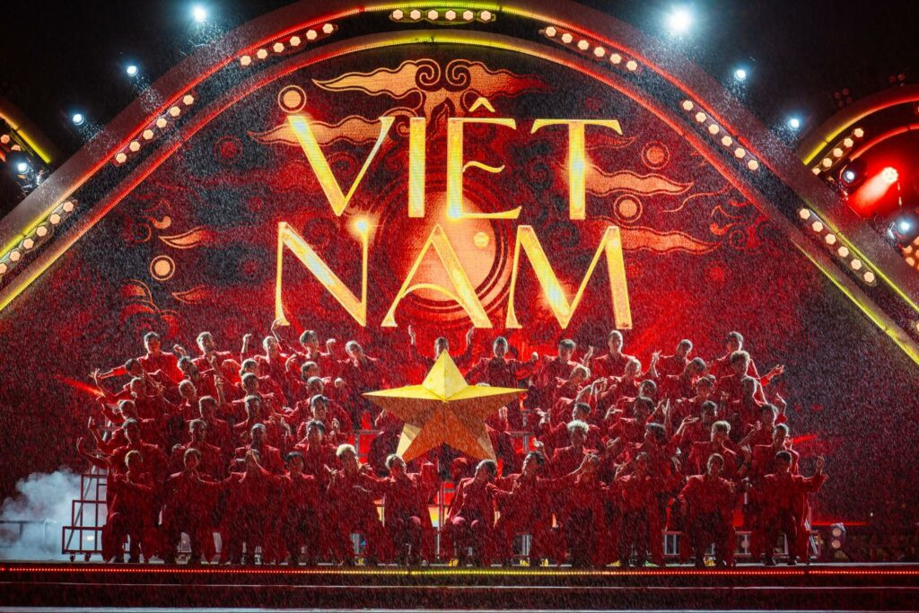 Thu Hằng celebrates the city with “Bình minh Đà Nẵng”