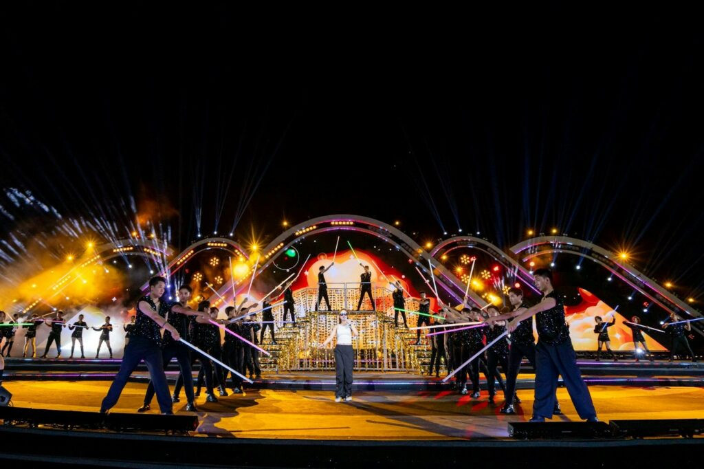 Youthful, high-energy staging